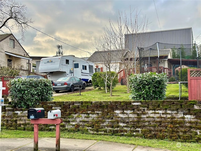 view of front facade featuring a front yard