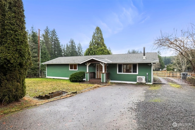 view of front of property featuring a front yard