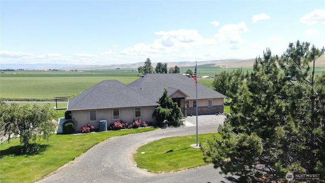 1078 Gardena Creek Rd, Touchet, WA 99360 - ranch-style home featuring a front yard, a mountain view, curved driveway, stucco siding, and a view of rural / pastoral area