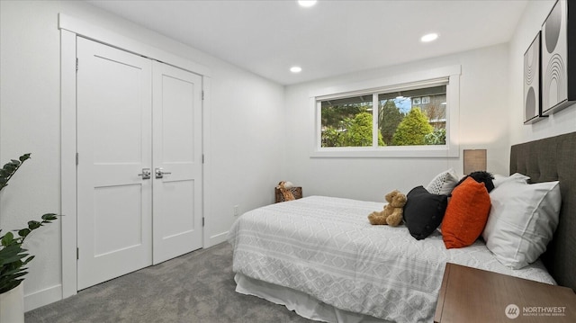 bedroom with baseboards, a closet, carpet, and recessed lighting