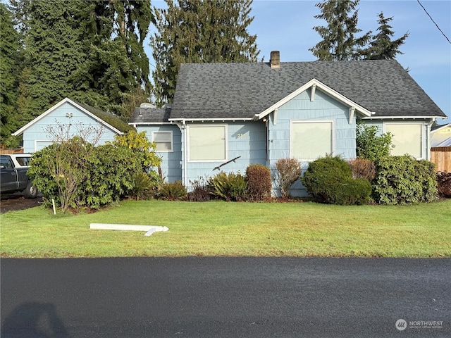 view of front facade with a front lawn