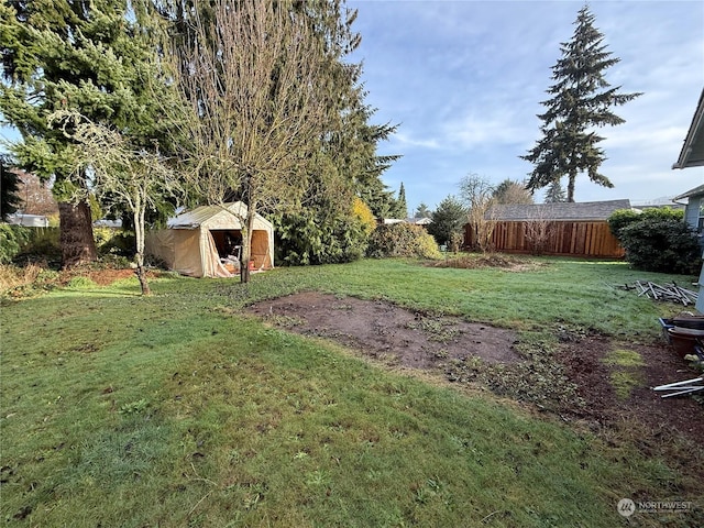 view of yard with a storage unit