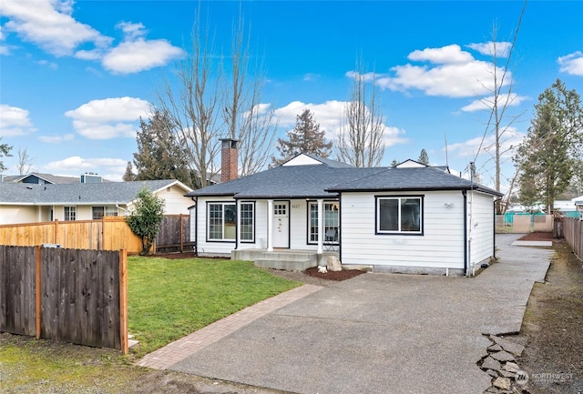 single story home featuring a front yard