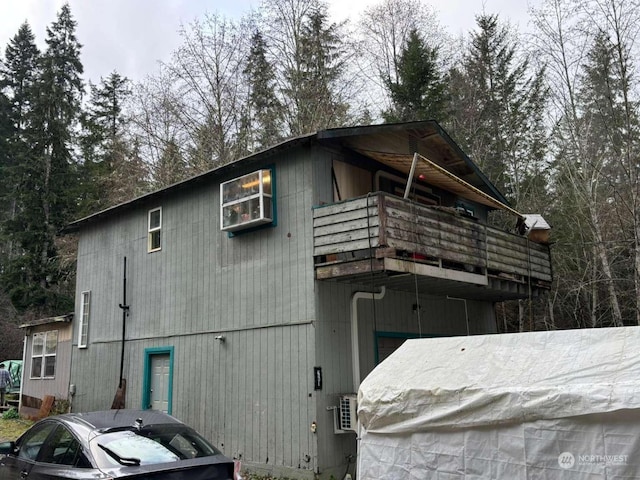 view of side of property featuring a balcony