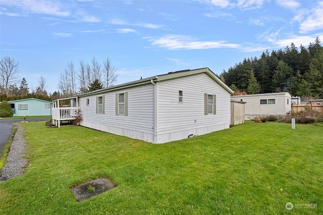 view of front of property featuring a front yard