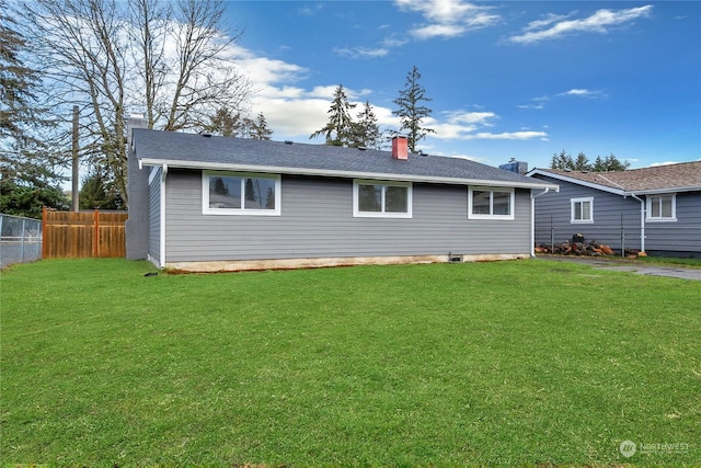 back of house featuring a lawn