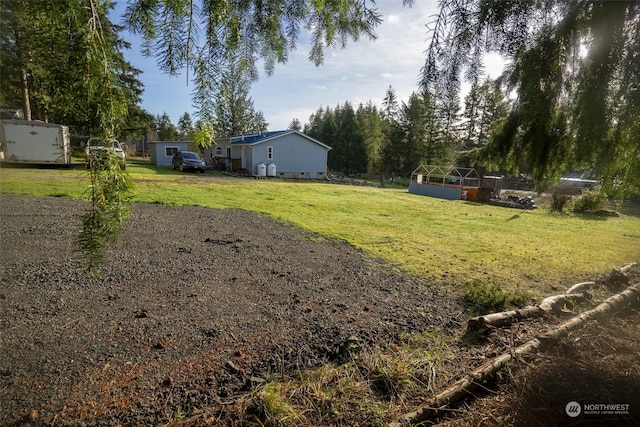 view of yard featuring an outdoor structure