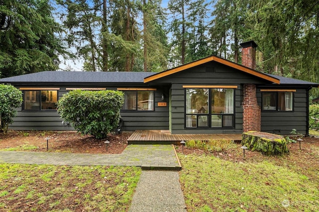 view of front facade featuring a front yard