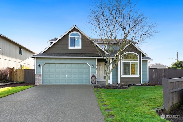 view of front of property featuring a front yard