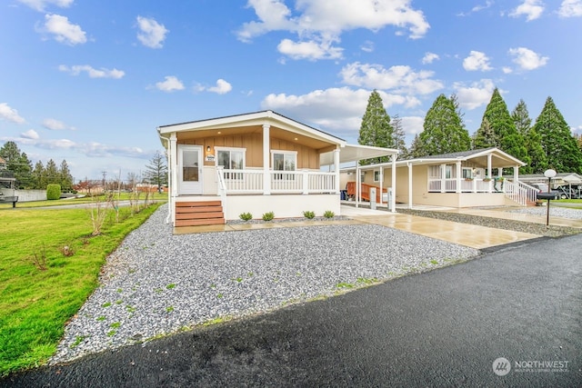 manufactured / mobile home featuring a porch