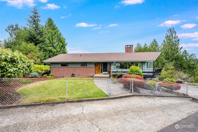 single story home with a front lawn