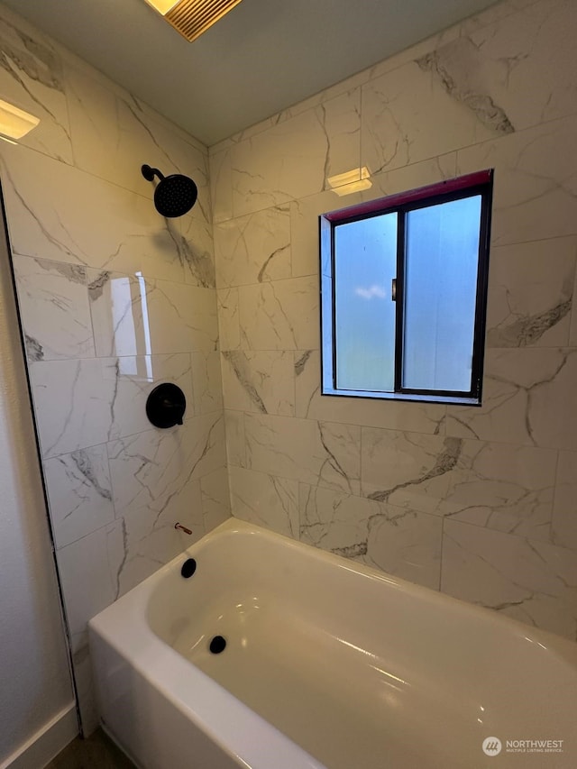 bathroom with tiled shower / bath