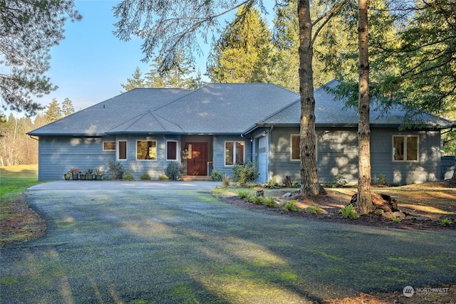 view of front of property featuring driveway