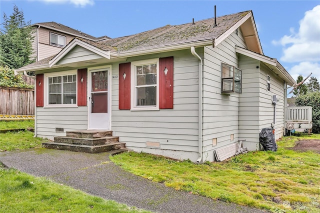 view of front of property with a front yard