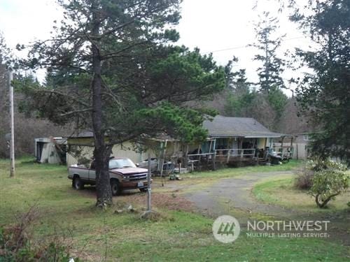 view of front of property featuring covered porch and a front lawn