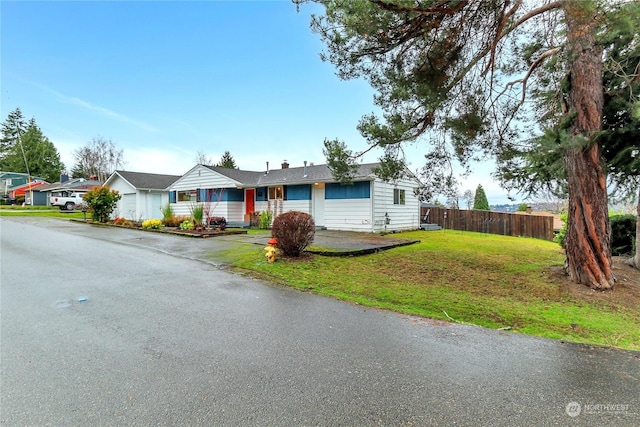 ranch-style home featuring a front lawn