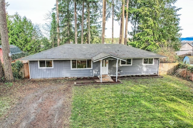 ranch-style home featuring a front lawn