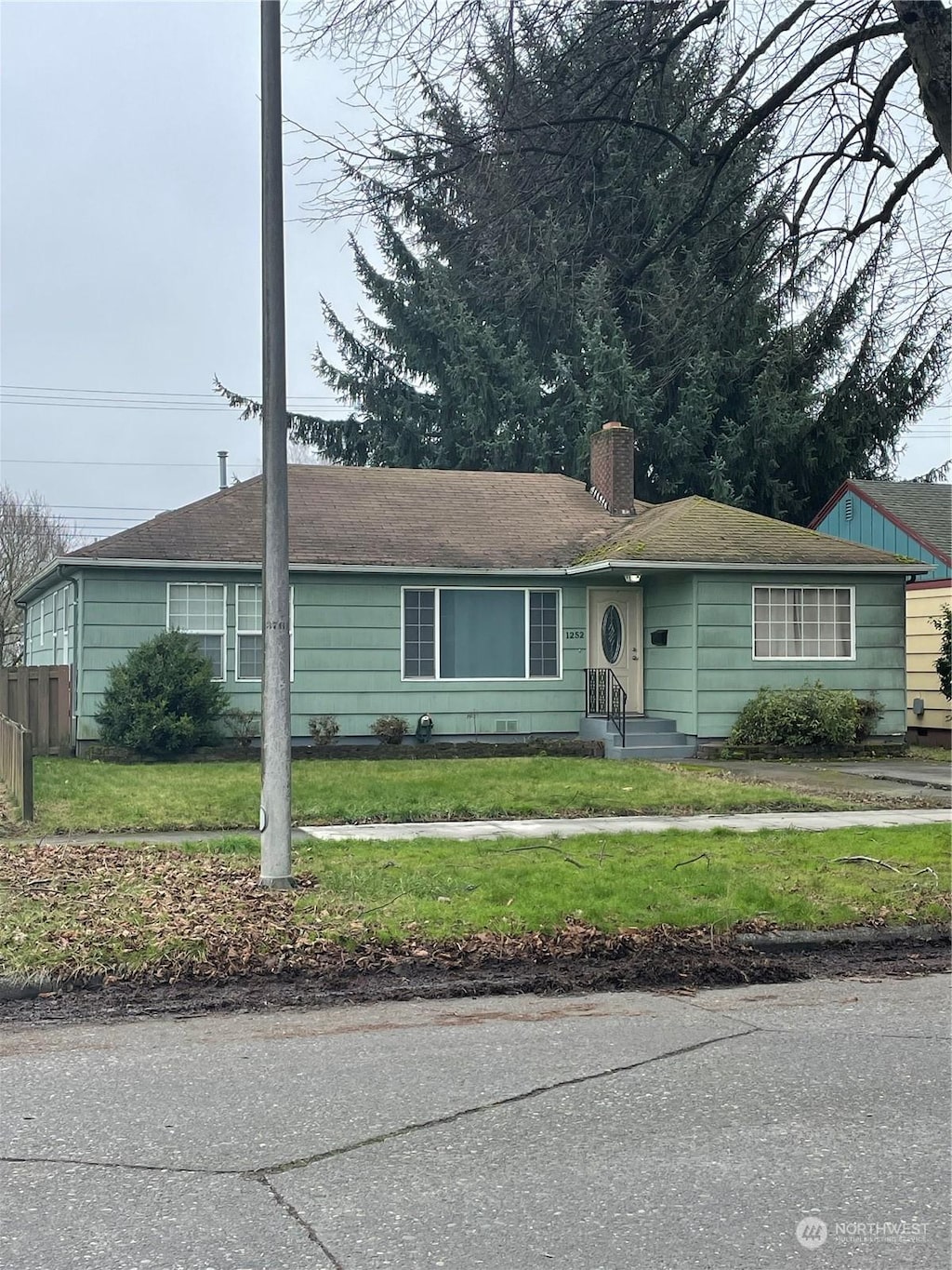 single story home featuring a front lawn