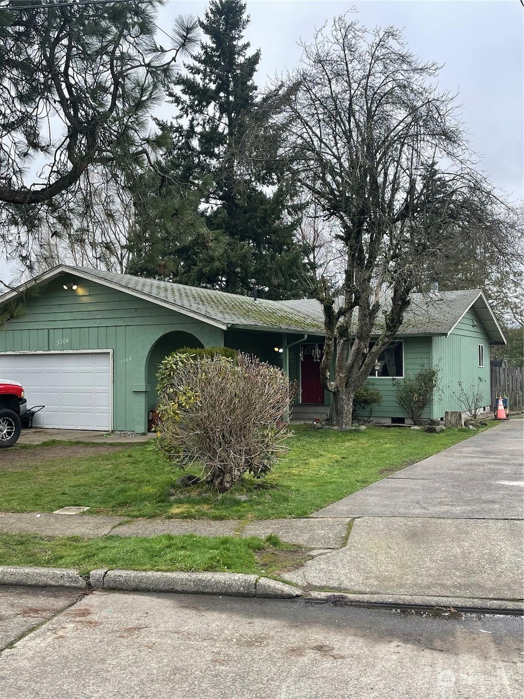 view of front of home featuring a garage and a front lawn