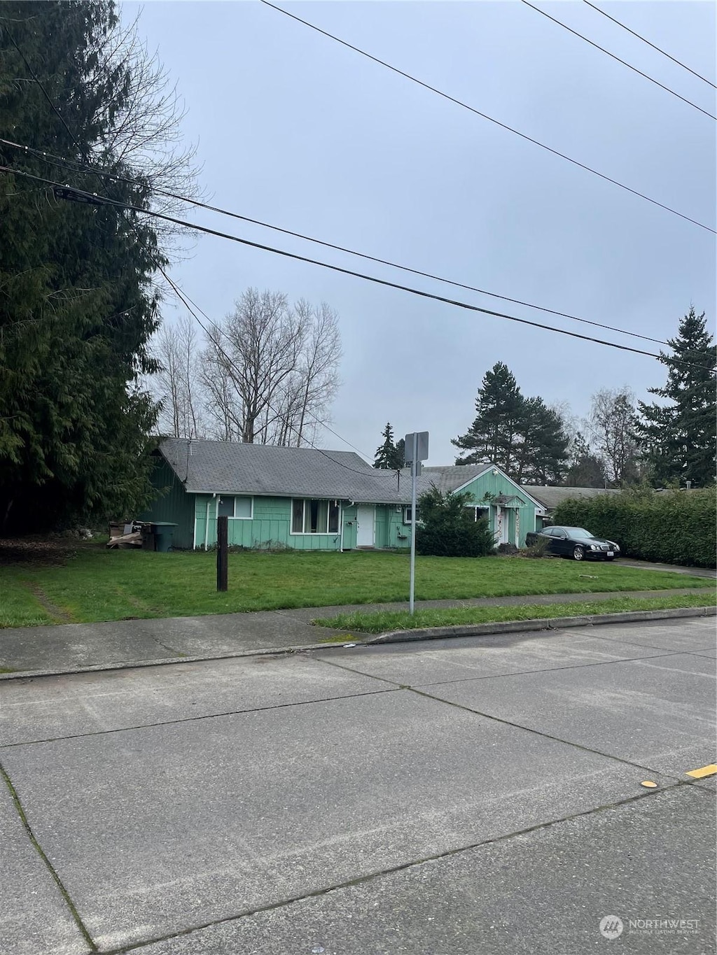 single story home featuring a front lawn