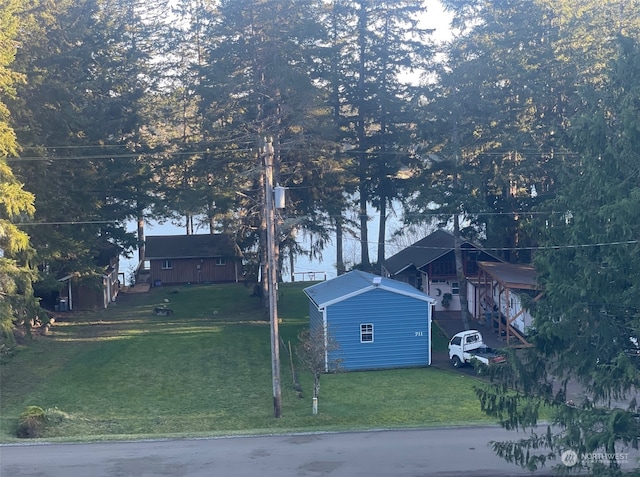 view of front facade featuring a front yard