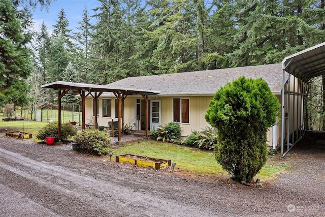 view of front facade featuring a carport and a front yard