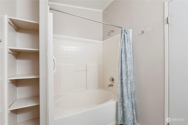 bathroom featuring shower / bath combo