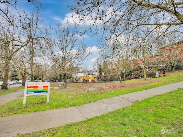 view of property's community featuring a yard