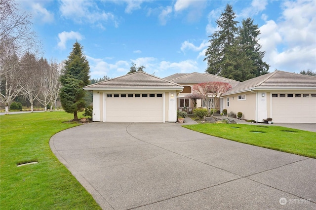 view of front of property featuring a front lawn