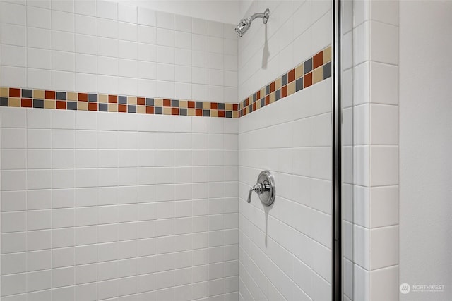 bathroom featuring tiled shower