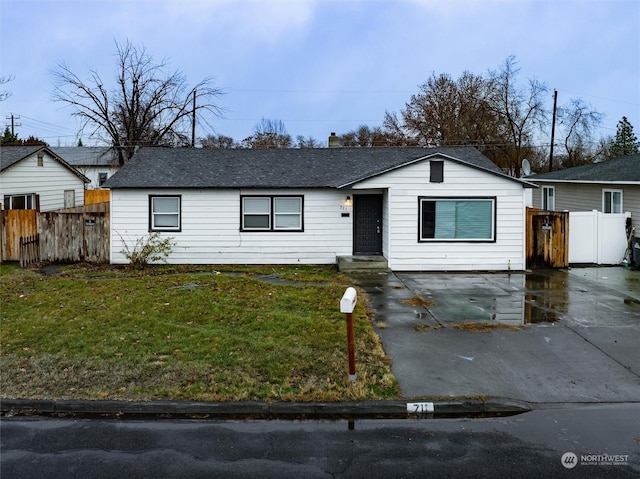 view of front facade featuring a front lawn