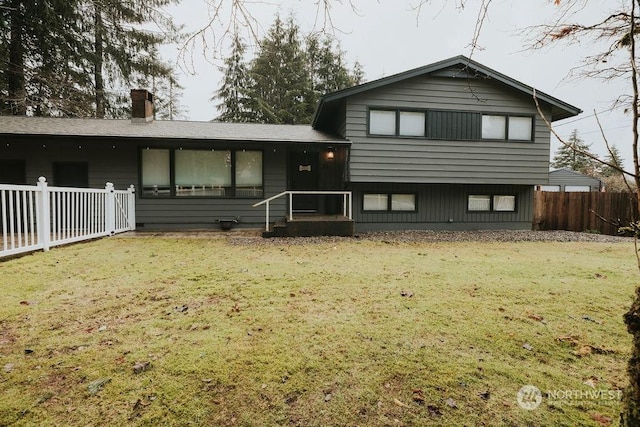 view of front of house featuring a front yard