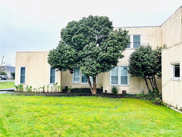 view of front of house featuring a front yard