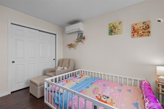 bedroom featuring dark wood-type flooring, a wall mounted air conditioner, and a closet