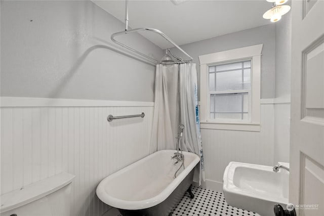 bathroom with shower / tub combo with curtain