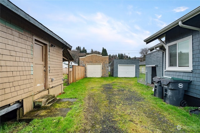 view of yard featuring an outbuilding