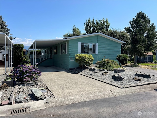 manufactured / mobile home with a carport