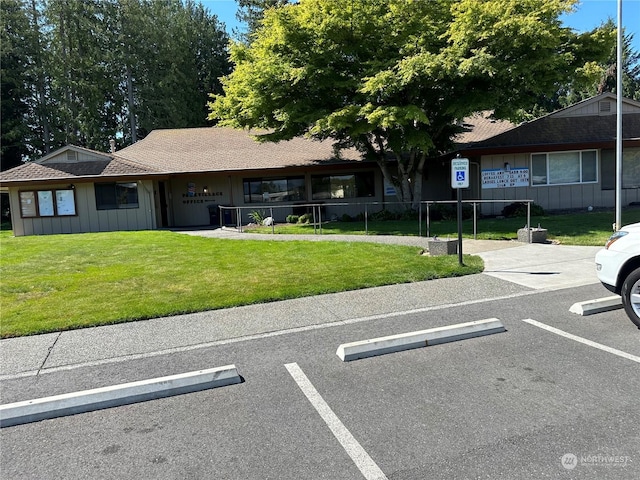 view of front of property featuring a front yard