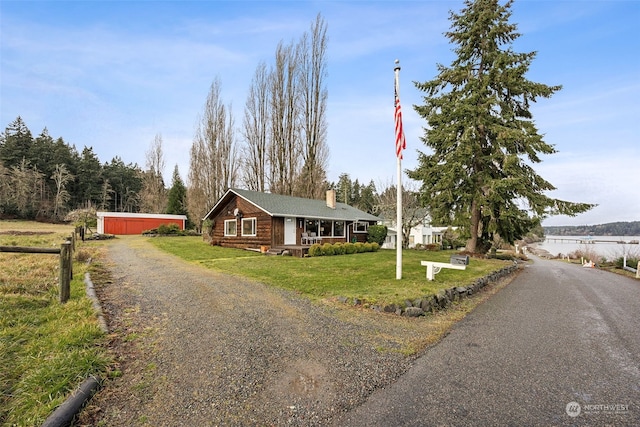 view of front of property featuring a front yard