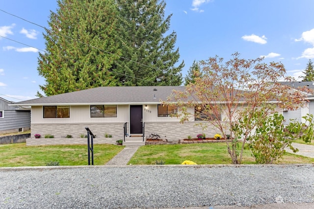 single story home with a front lawn