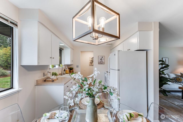 dining area featuring dark hardwood / wood-style flooring, sink, and a chandelier