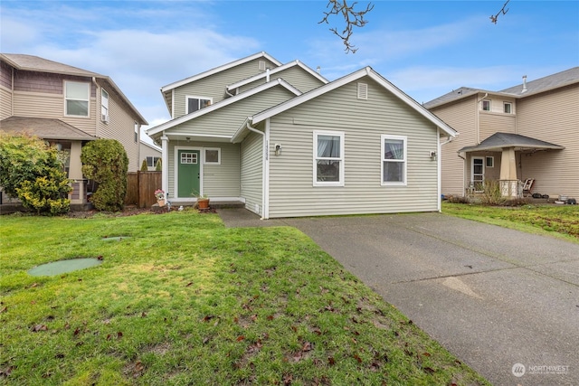 view of front of property featuring a front lawn