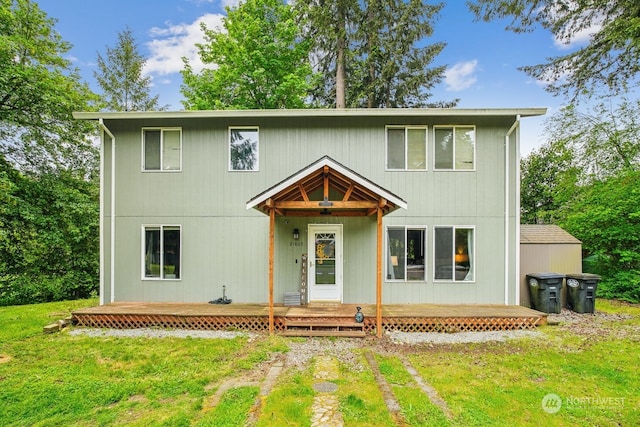 view of front of house featuring a front lawn