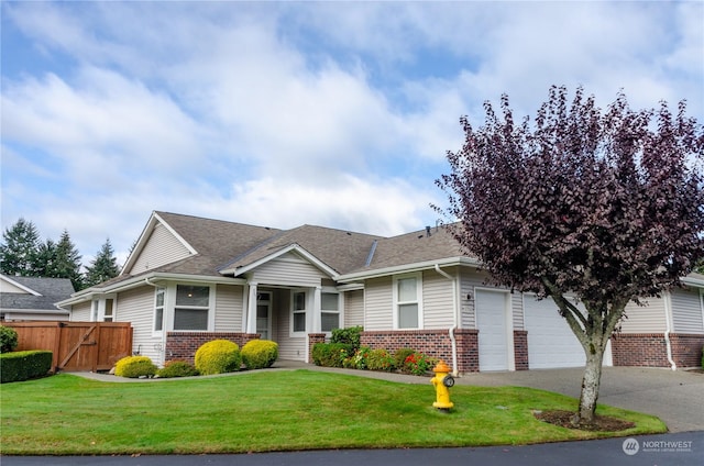 view of front of property featuring a front yard