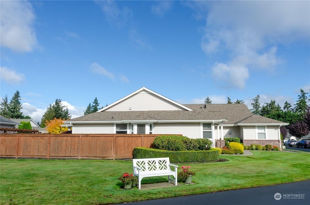 view of front of property featuring a front lawn