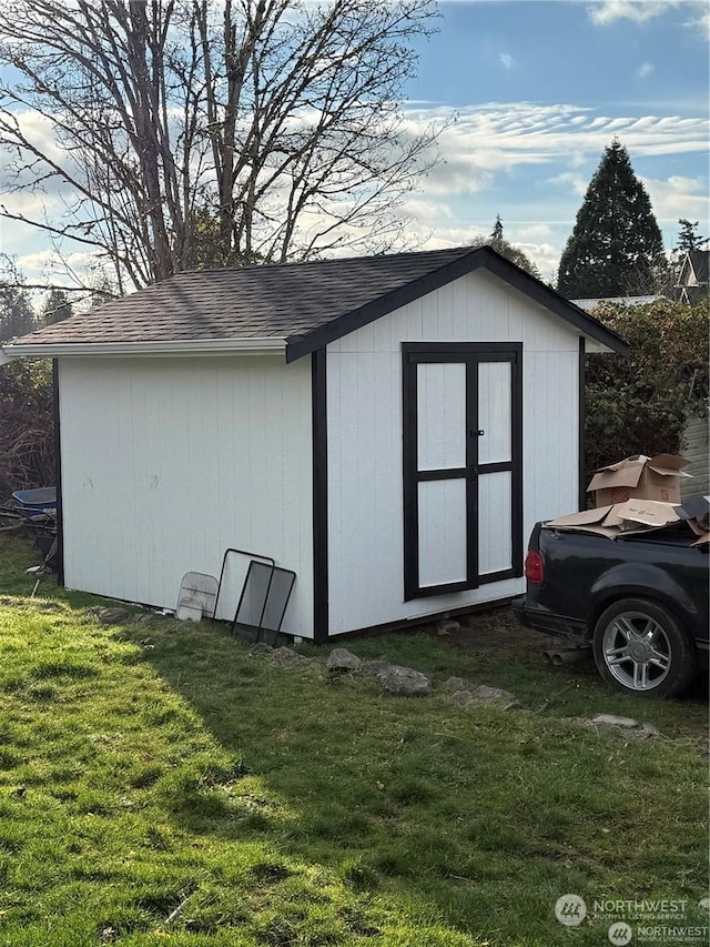 view of outdoor structure with a yard