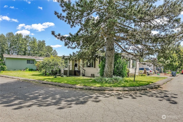 view of front of house featuring a front lawn