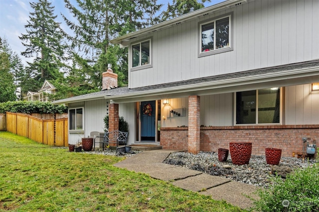 view of front of property with a front yard