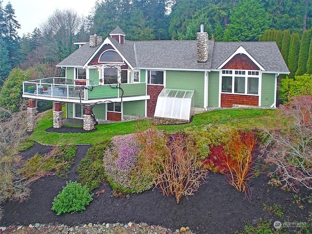 back of house featuring an outdoor structure