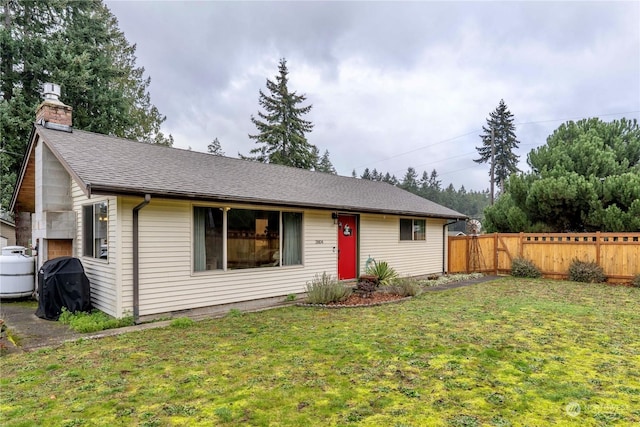 single story home with a front yard